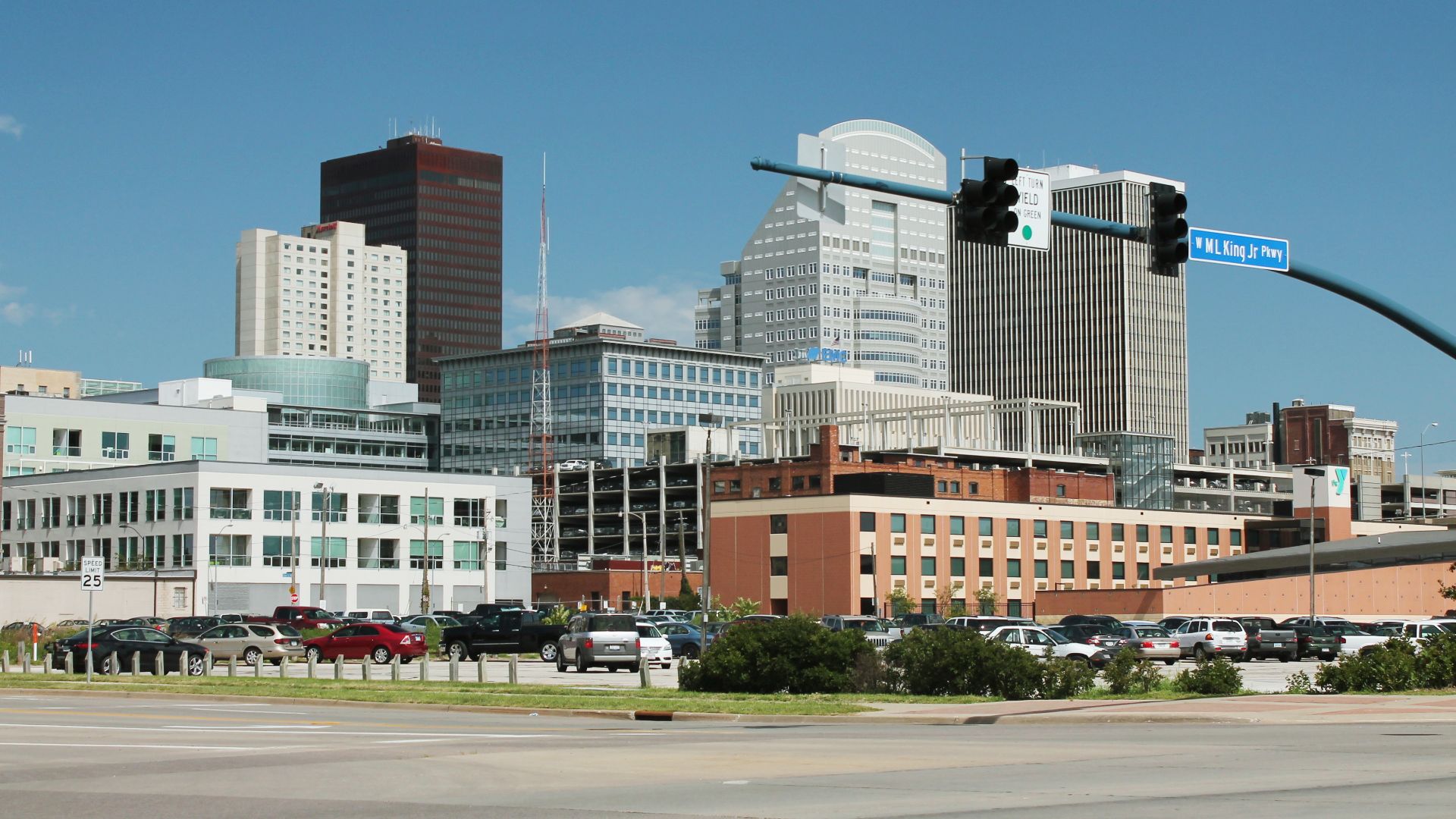 File:Martin Luther King Parkway at 12th Street - Des Moines Downtown.jpg