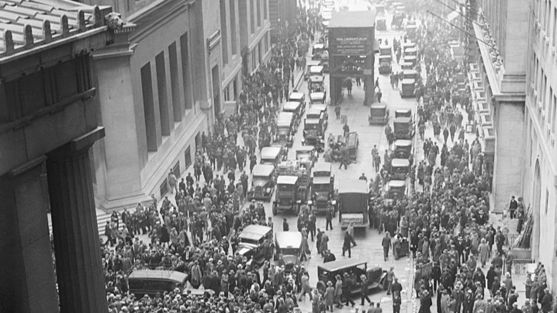 File:Crowd outside nyse.jpg