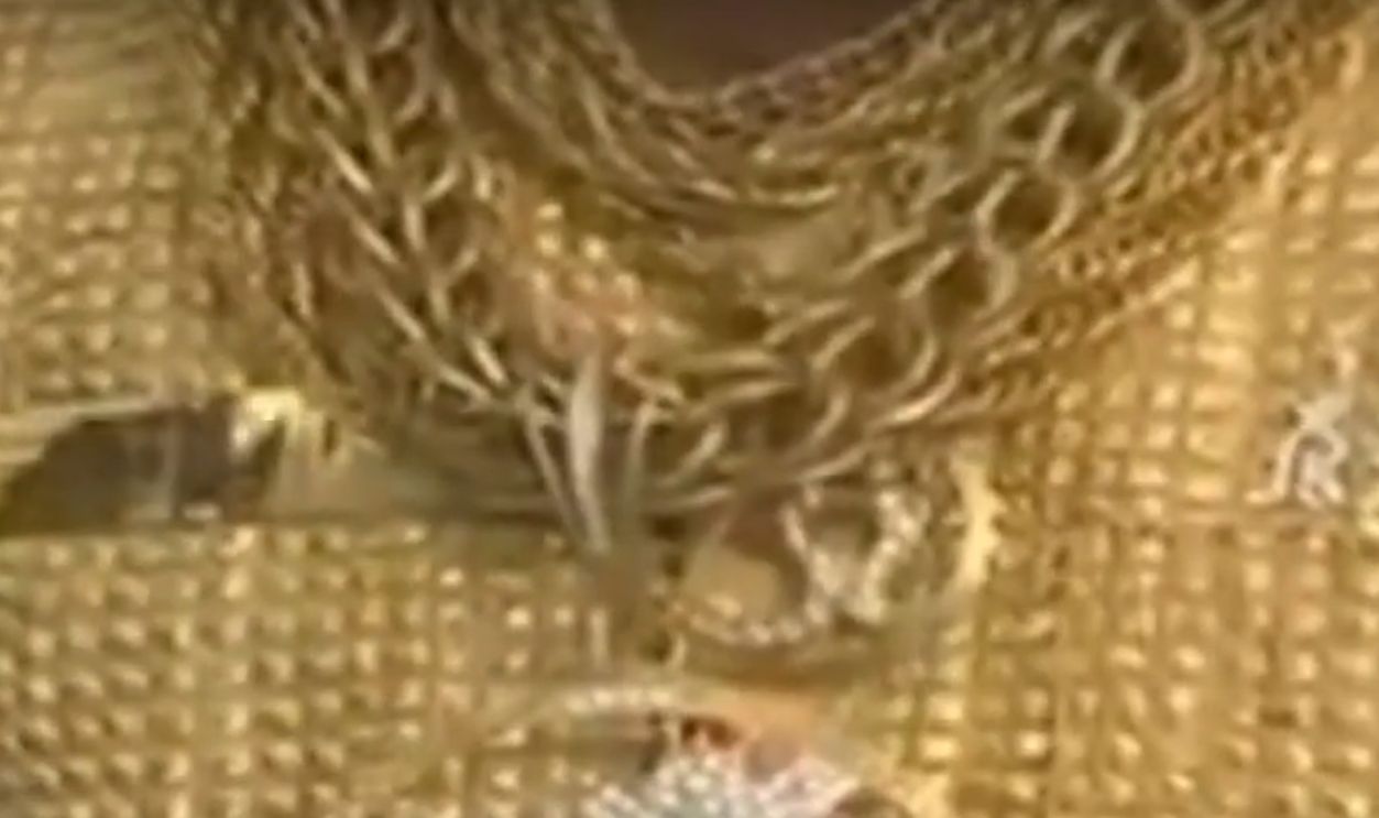 Datta Phuge: The Gold Man Who Wore a Shirt Made of 14,000 Gold Pieces and Lived for Luxury