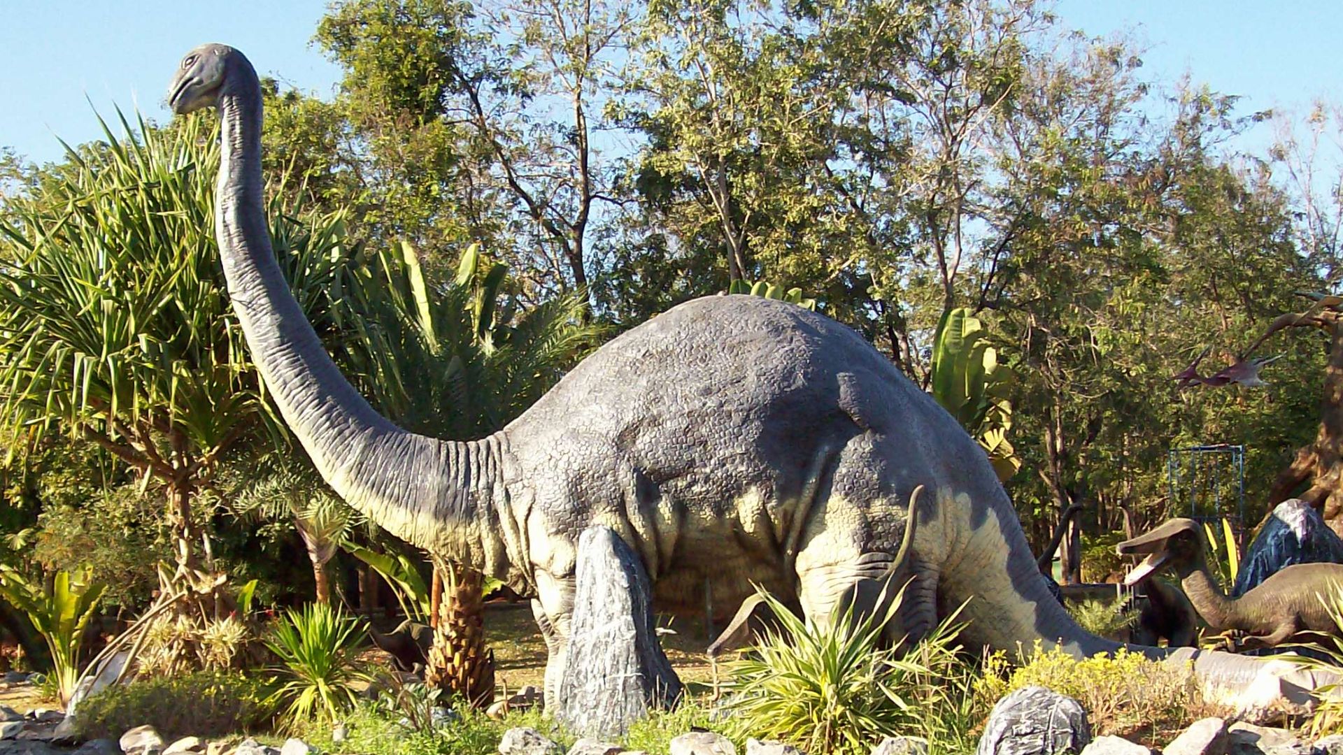 File:Dinosaur Nakhon Ratchasima Zoo.jpg