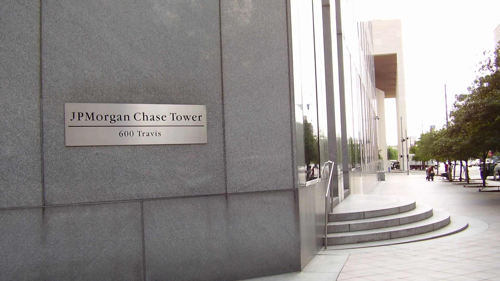 File:JPMorganChaseTowerEntrance.JPG