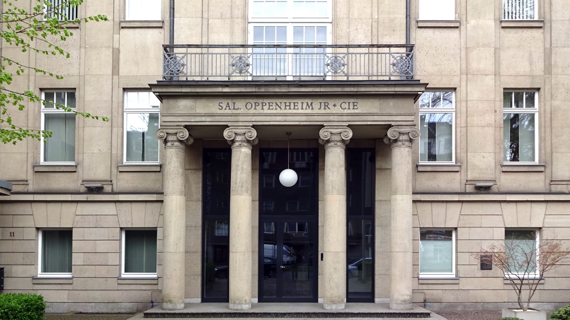 File:Pempelforter Straße 11, Portal mit ionschen Säulen, Düsseldorf-Pempelfort.jpg