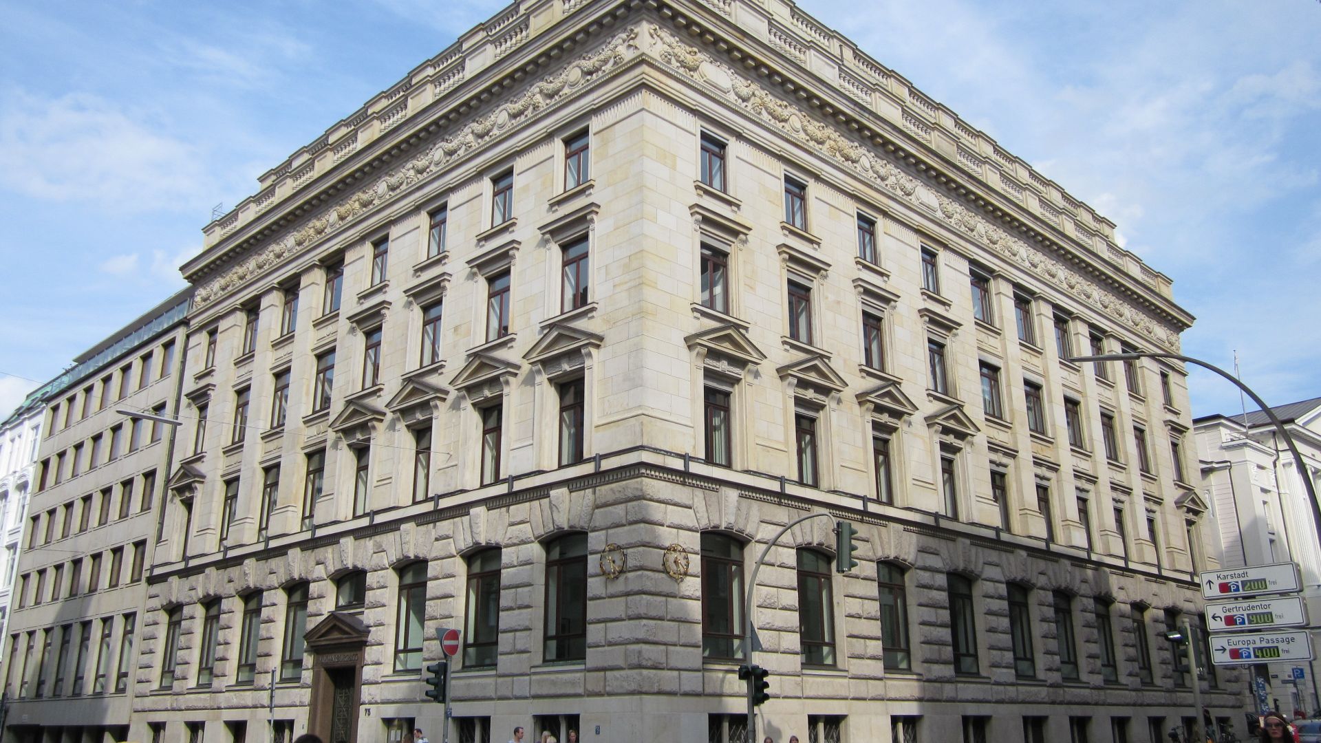 File:Bankhaus Warburg an der Ecke Ferdinandstraße zum Alstertor in Hamburg-Altstadt.jpg