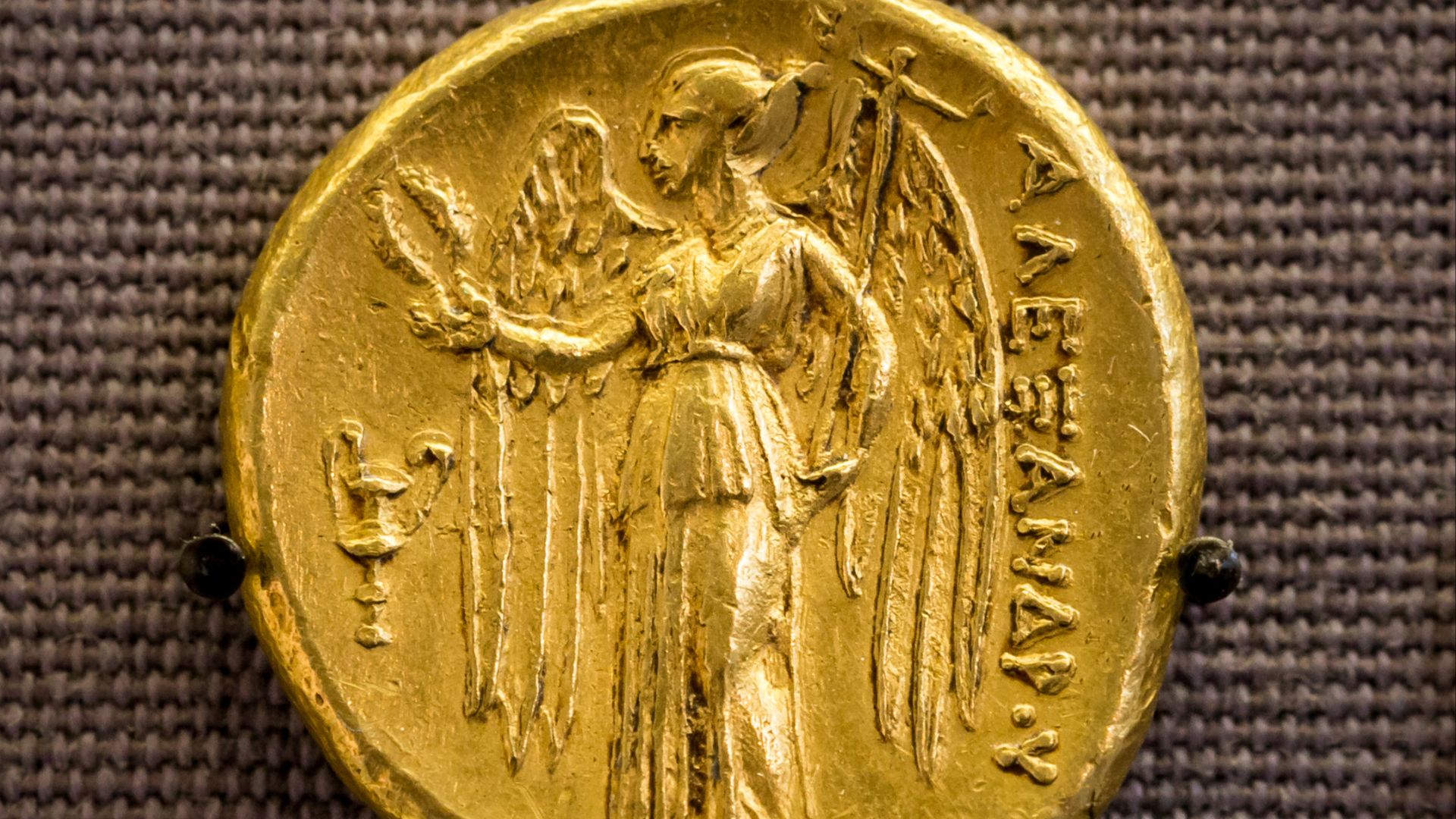 File:Macedonia - king Alexandros III - 330-320 BC - gold distater - head of Athena - Nike - London BM 1987-0649-91.jpg