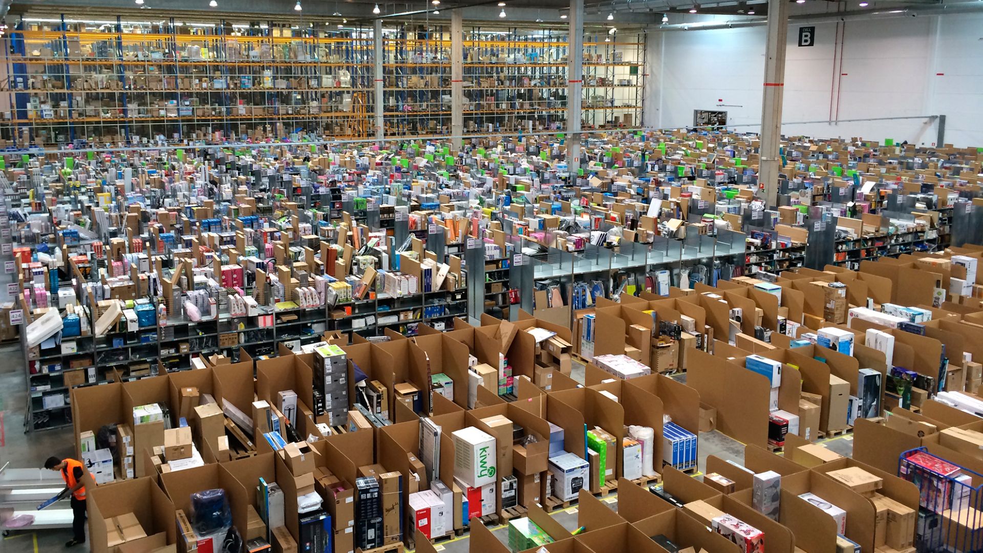 File:Amazon España por dentro (San Fernando de Henares).JPG