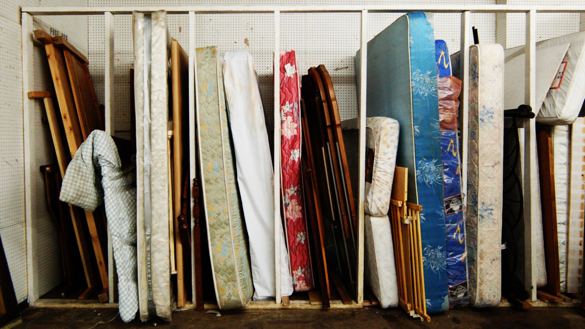 File:Used mattresses.jpg
