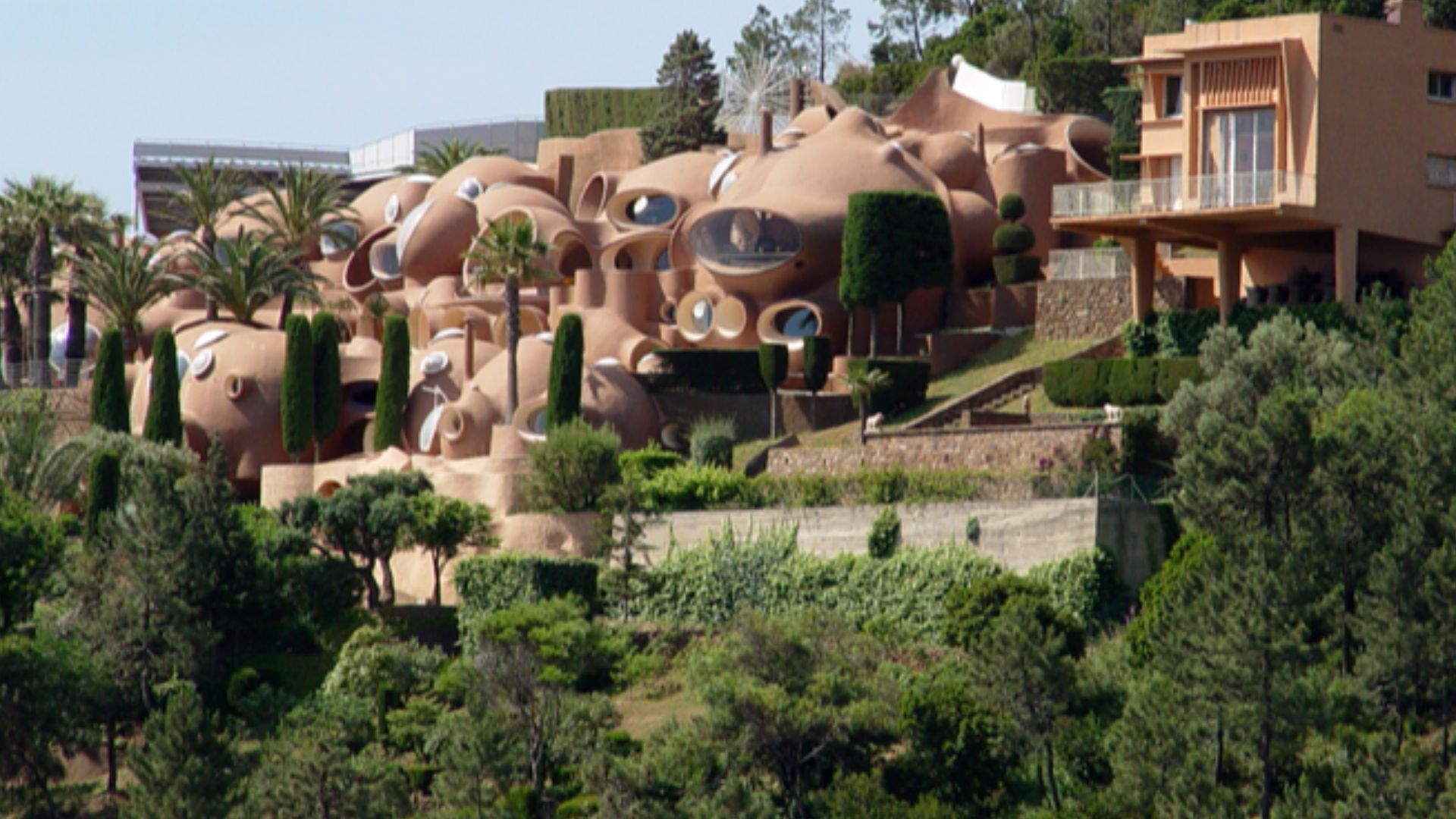 File:Théoule-sur-Mer-Miramar, Le Paleis Bulles - panoramio.jpg