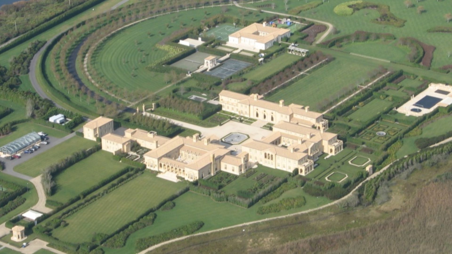 File:Ira Rennert house.jpg