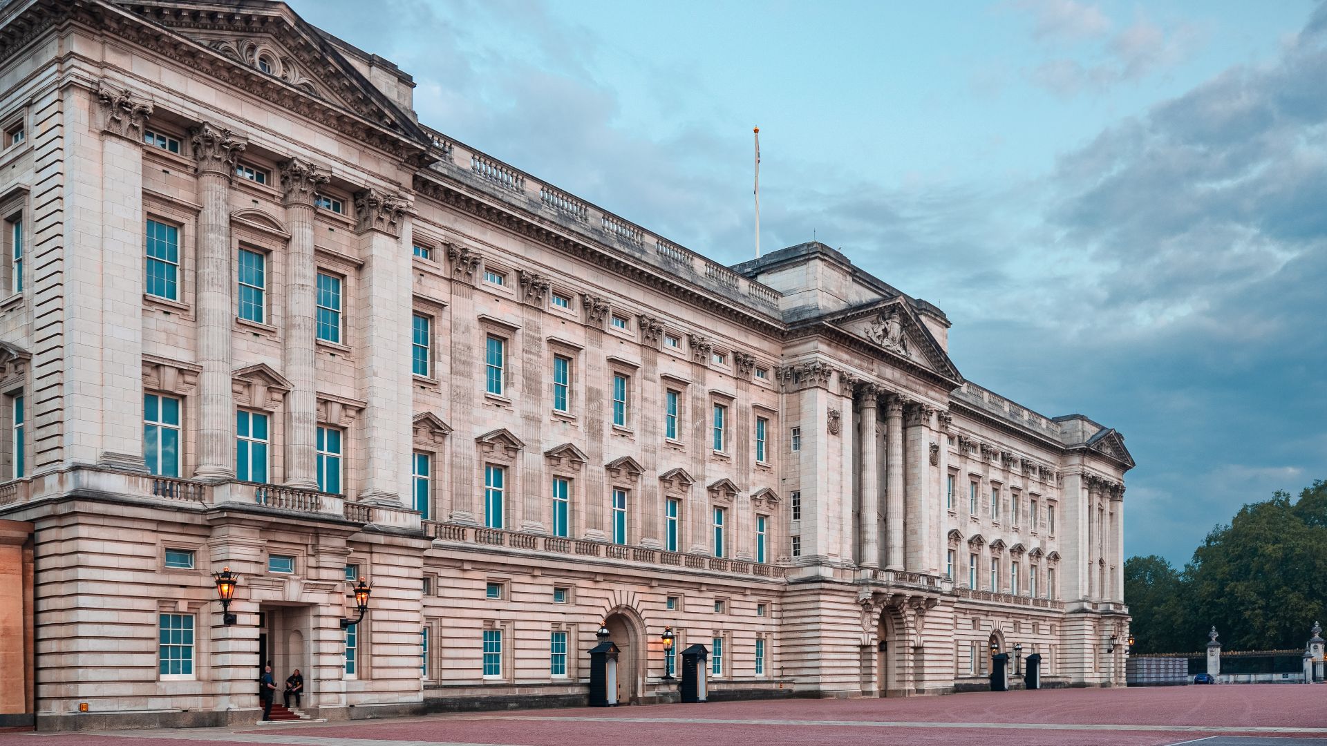 File:Buckingham Palace London Morning 2020 04.jpg
