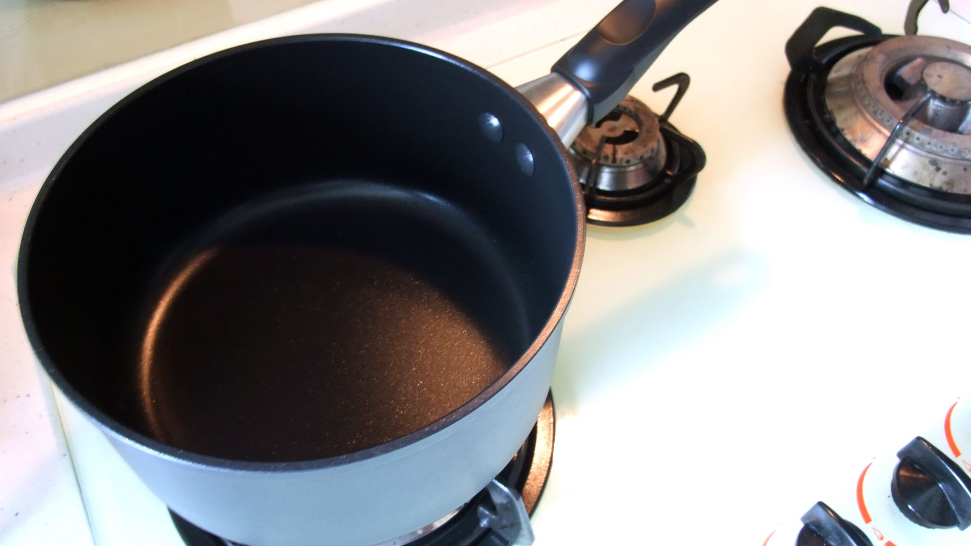 File:Non-stick 20cm saucepan.JPG