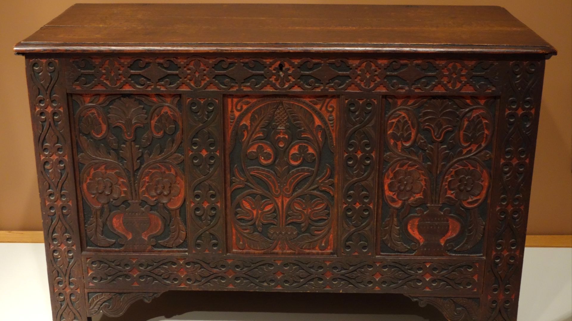 File:Joined chest, attributed to Thomas Dennis, Ipswich, Massachusetts, dated 1676, red oak, white oak - Winterthur Museum - DSC01359.JPG