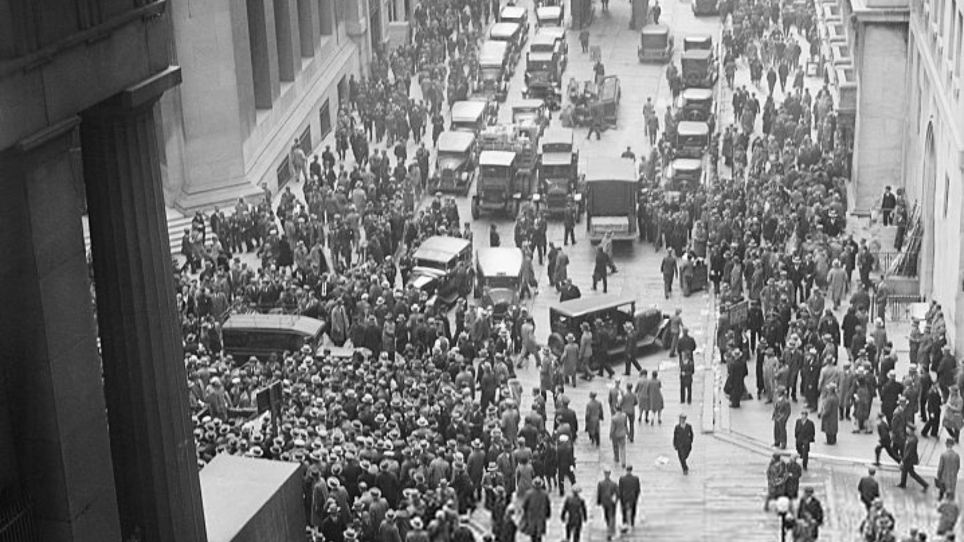 File:Crowd outside nyse.jpg