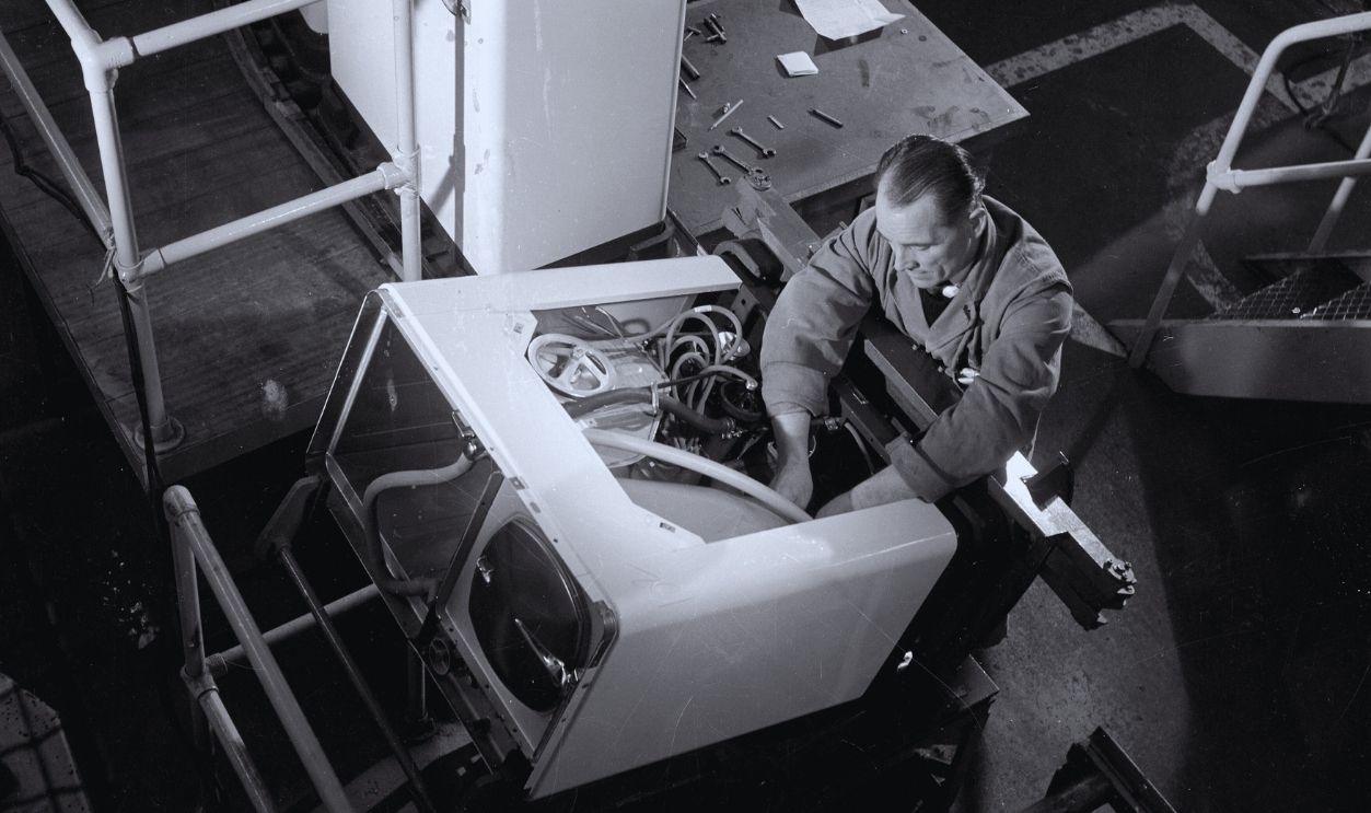 Gettyimages - 90777296, Production line worker with Hoovermatic twin tub washing machines, Merthyr. WALES - MAY 06: Based in Ohio USA , Hoover came to Pentrebach - Welsh development area hit by unemployment in the local coal industry - to manufacture their Hoovermatic electric washing machine