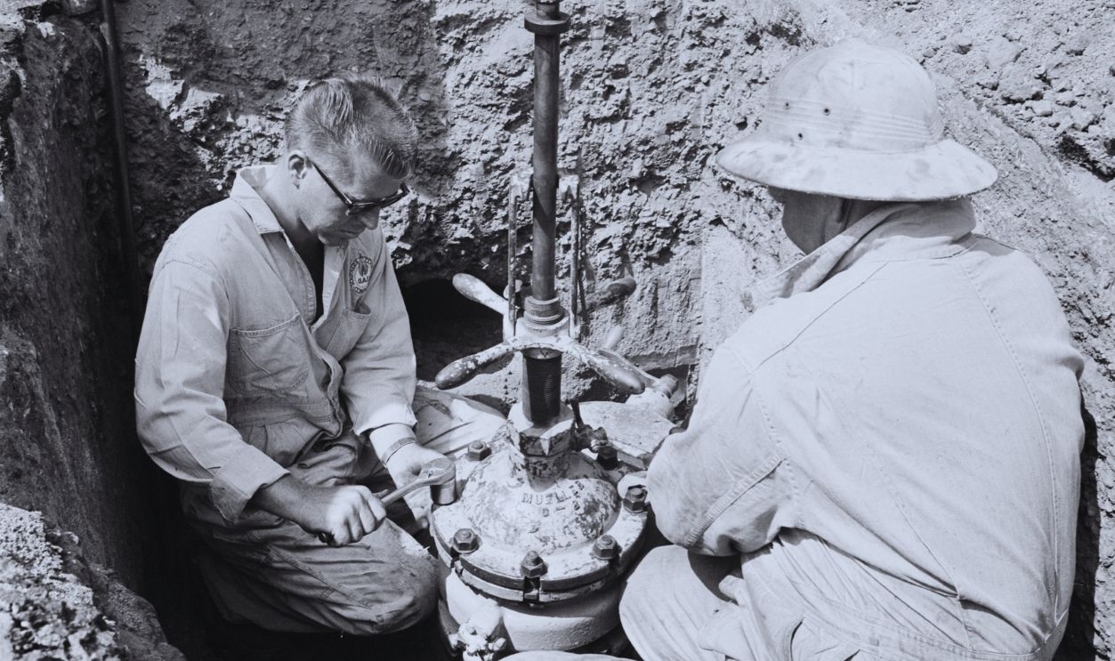 Gettyimages - 1047960854, Gas main break -- Pacific Palisades, 1961
