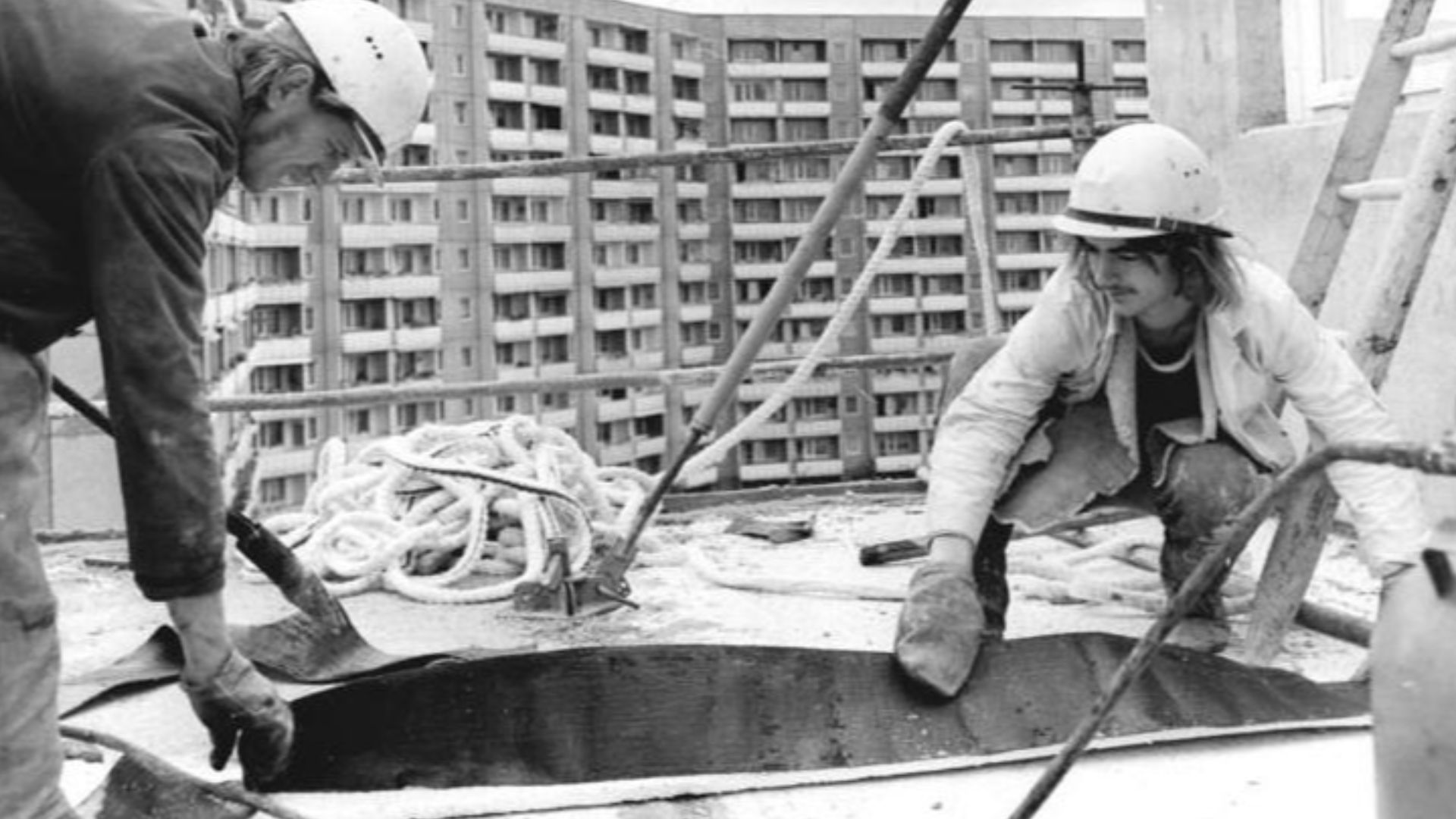 File:Bundesarchiv Bild 183-S1011-0003, Erfurt, Bauarbeiter Isolierstoffe vorbereitend.jpg