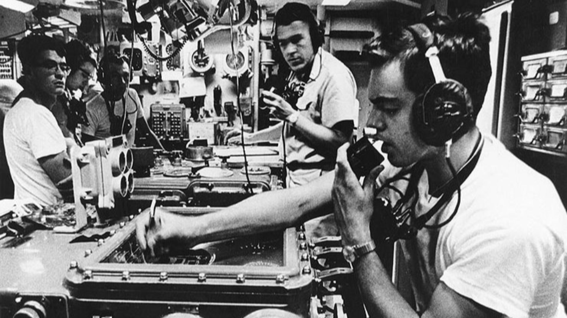 File:Crewmen in the Main Battery Plot of USS Canberra (CAG-2) off Vietnam, in March 1967 (USN 1142153).jpg