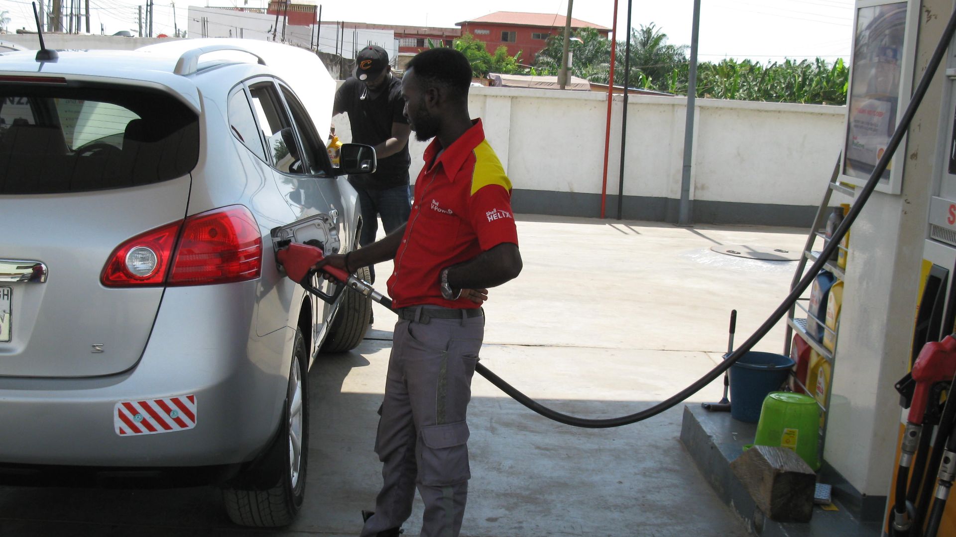 File:A Ghanaian Filling Station Attendant.jpg
