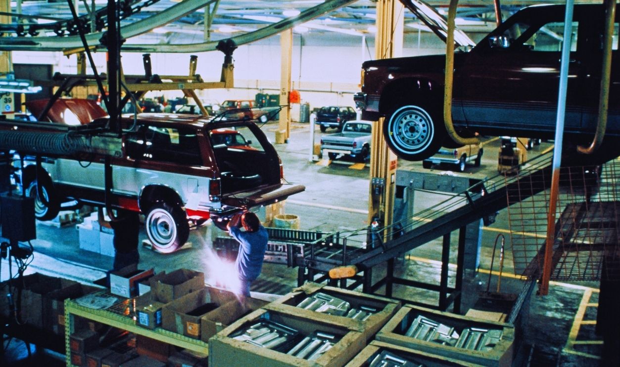 Gettyimages - 174012783, US-CADILLAC-PLANT-DETROIT An employee works on the assembly line, on June 1983 at the Cadillac carmaker plant.