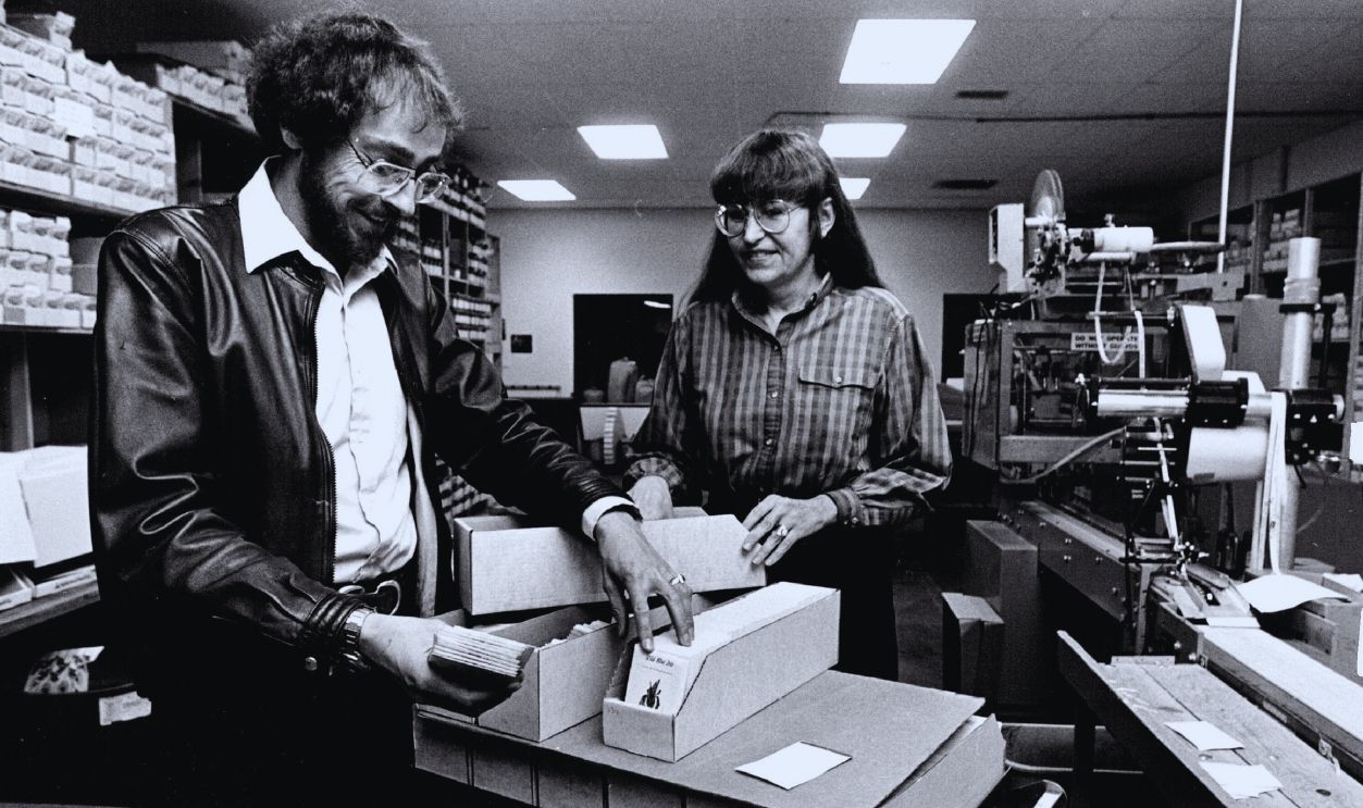 Gettyimages - 162086110, JAN 9 1984, FEB 10 1984; Gene & Dee Milstein is parking room machine as right packs the seeds in emp JAN 9 1984, FEB 10 1984; Gene & Dee Milstein is parking room machine as right packs the seeds in employe