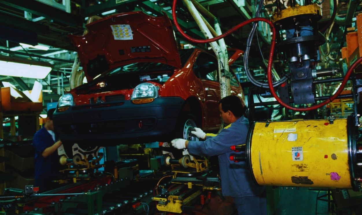 Gettyimages - 590731582, French Car Manufacturer Renault Employees fixing the wheels on the production line for Renault Twingo cars.