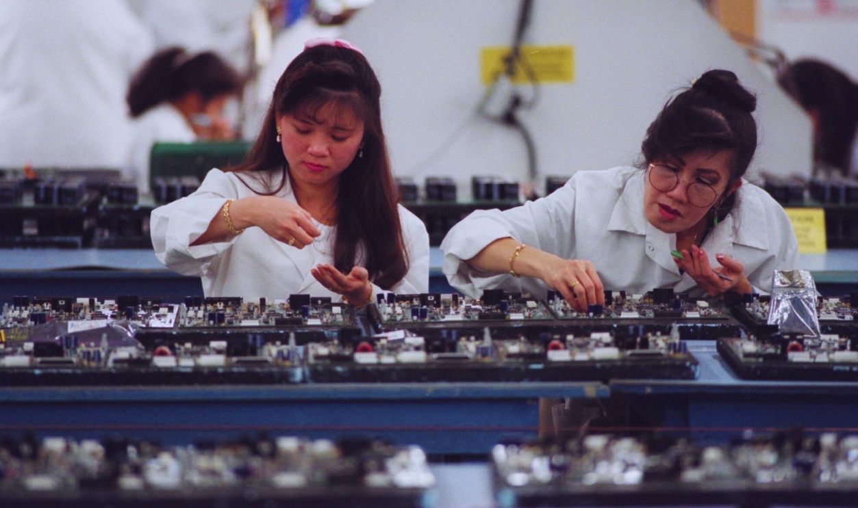 Gettyimages - 1157464001, Paramit Corporation Assembly Line SAN JOSE, CALIFORNIA APRIL 7, 1995: Thanh Vu, left, and Phuong Trang assemble computer circuit boards at Paramit Corporation. The 