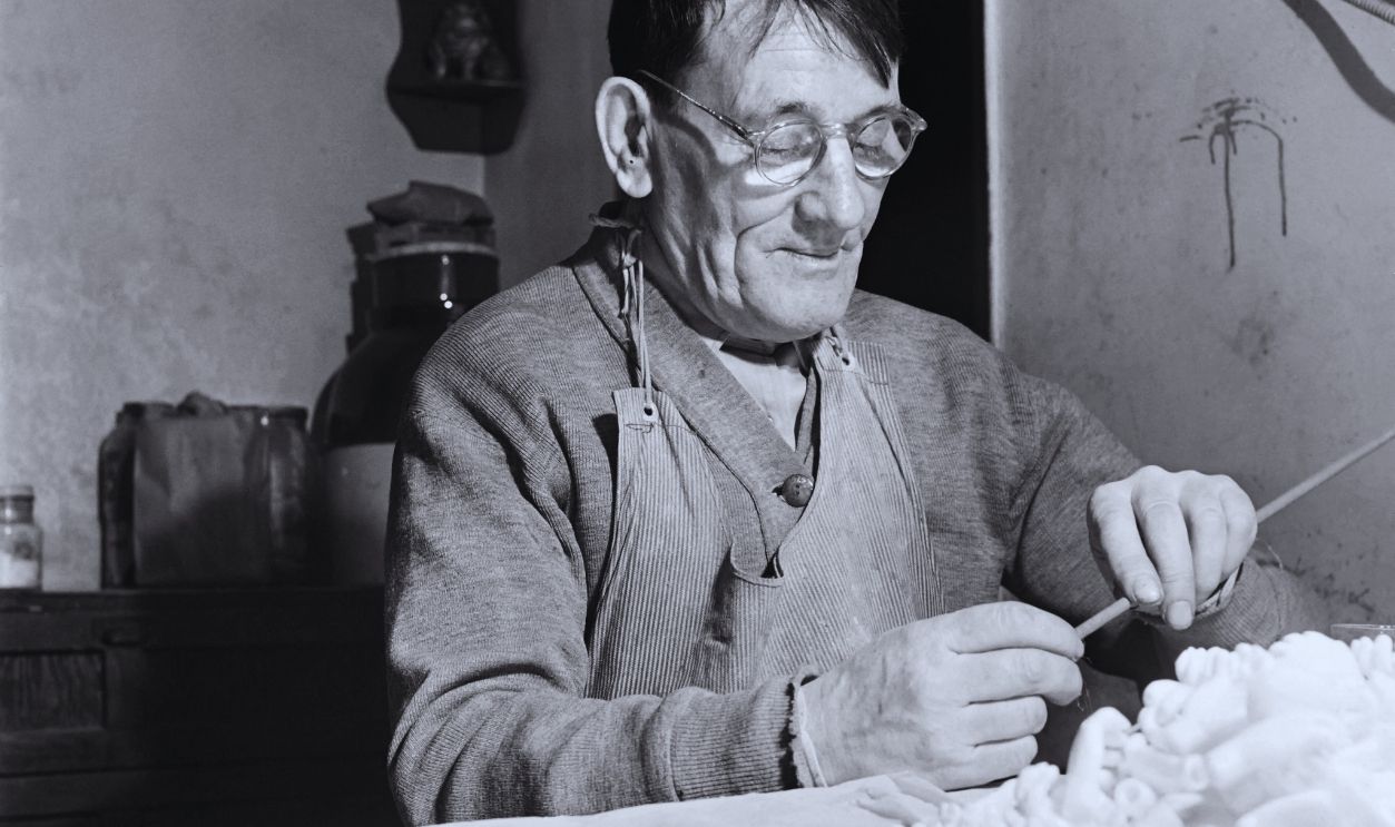 Gettyimages - 1228704041, USA-NEW YORK-CHINATOWN A Irish-born employee makes back-scratchers in a Chinese workshop, in January 1947 in Chinatown, New York City.