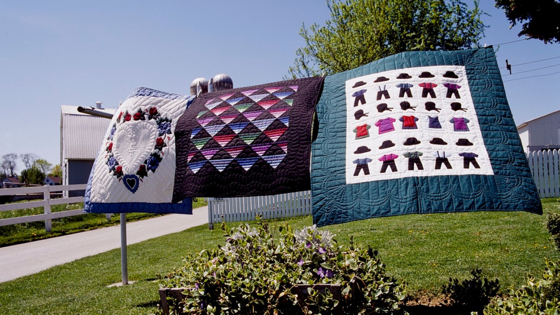 File:Amish Country quilts 12911v.jpg