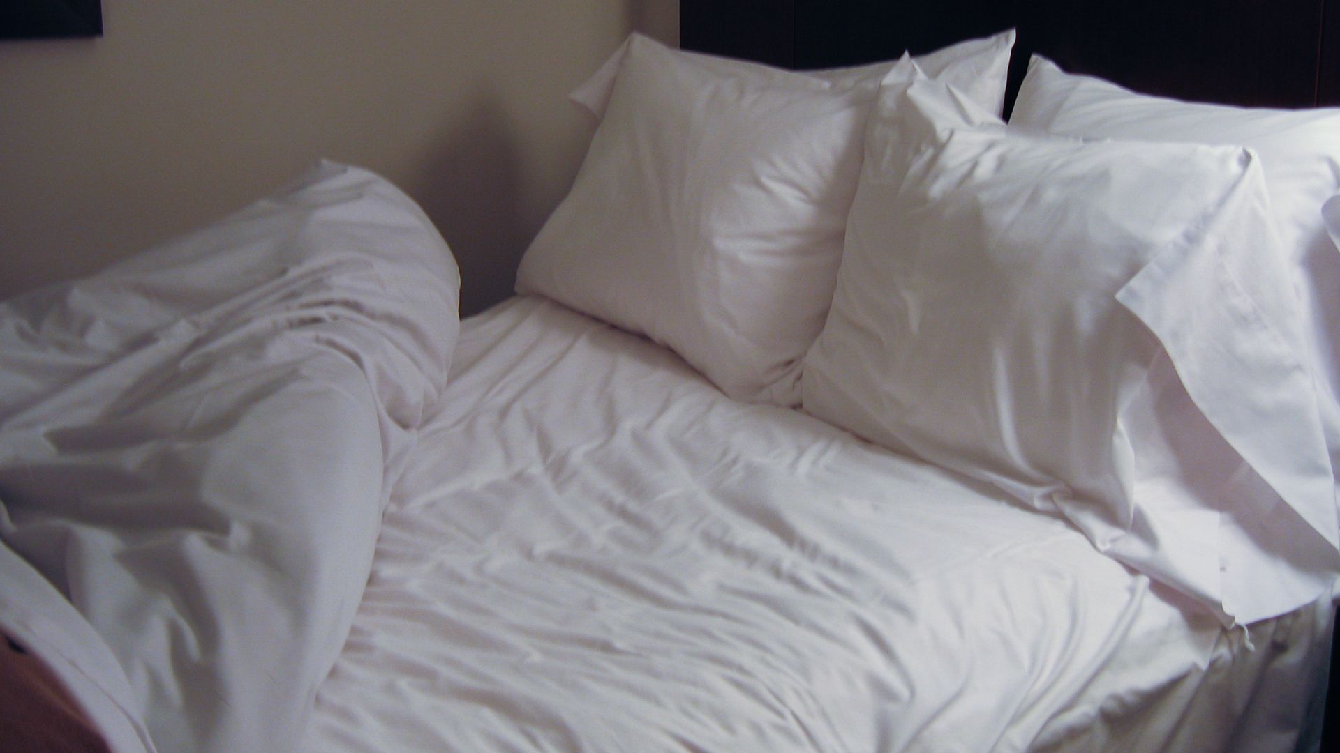 File:Bed in Seattle hotel.jpg
