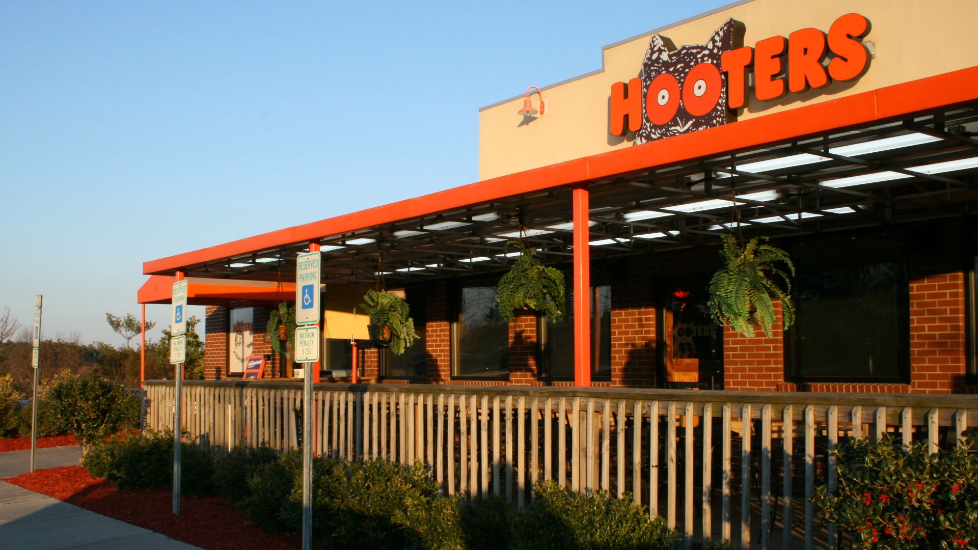 File:2009-02-22 Hooters in Morrisville.jpg