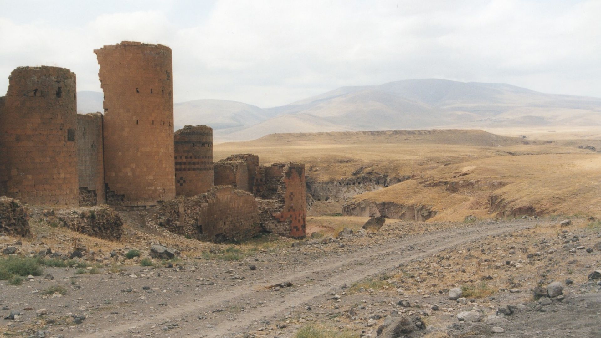 File:Ani townwall.jpg