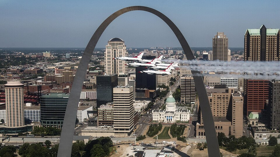File:St. Louis Skyline Gateway Arch The Thunderbirds June 12, 2017.jpg