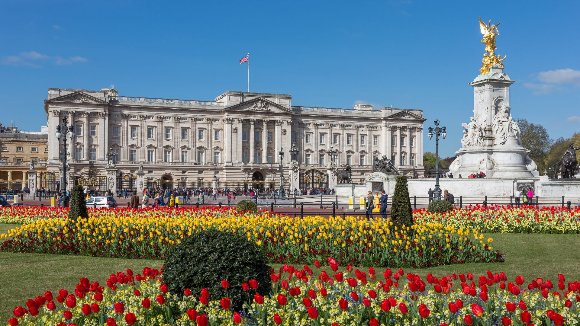 File:Buckingham Palace from gardens, London, UK - Diliff.jpg