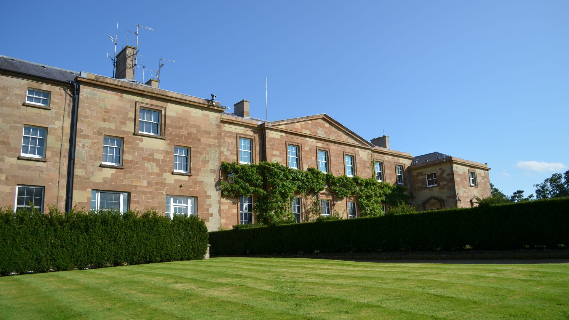 File:Hillsborough Castle garden facing.jpg