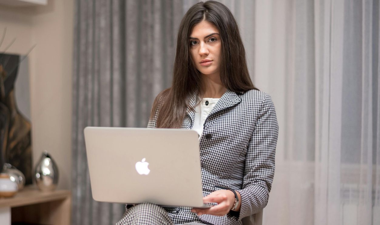 I Quit My Job To Freelance And Follow My Dream, But Now I Can’t Pay Rent. Should I Go Back To A 9-To-5?