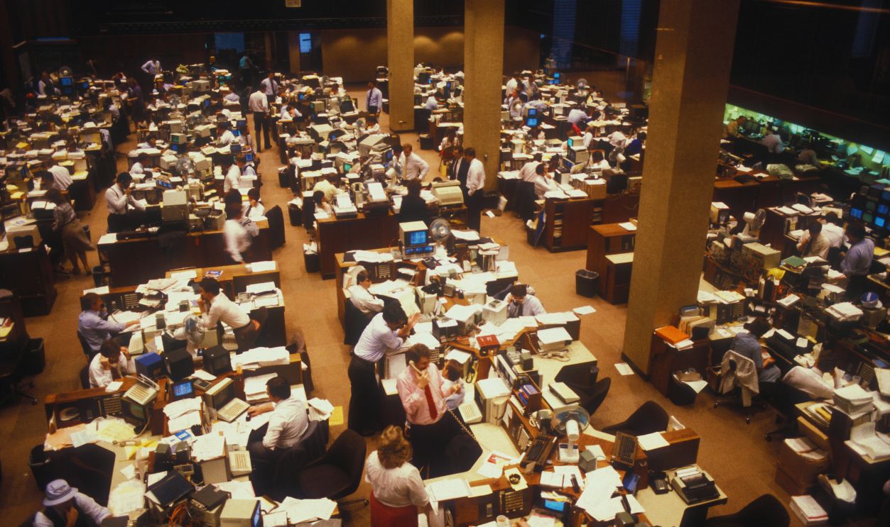 Gettyimages - 966803944, Salomon Brothers The trading floor at the Salomon Brothers, Inc investment bank in Manhattan, New York City, 17th November 1986. La salle des marchés à la banque d'investissement Salomon Brothers, Inc. Manhattan, New York, Etats-Unis, le 17 Novembre 1986.
