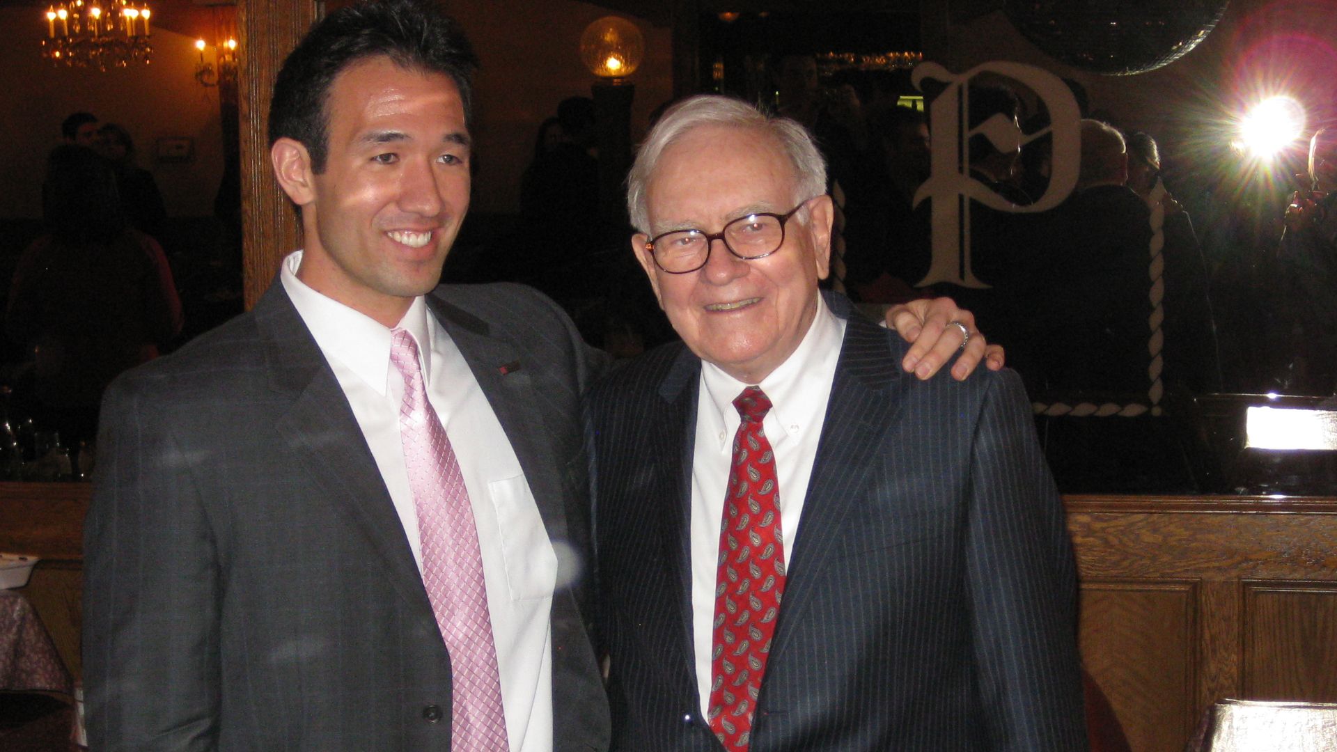 File:Warren Buffett with Fisher College of Business Student - 4395157720.jpg