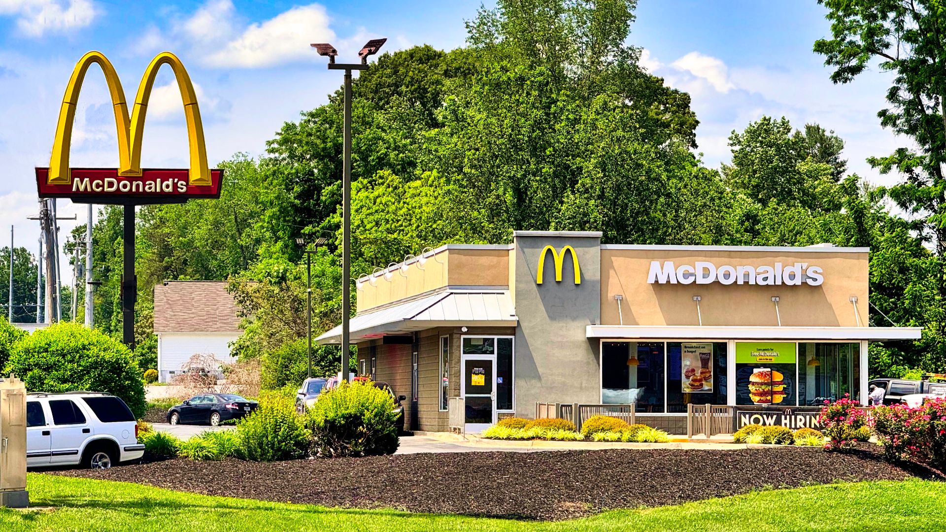 File:A modern McDonald's restaurant in Hiawassee, Georgia 01.jpg