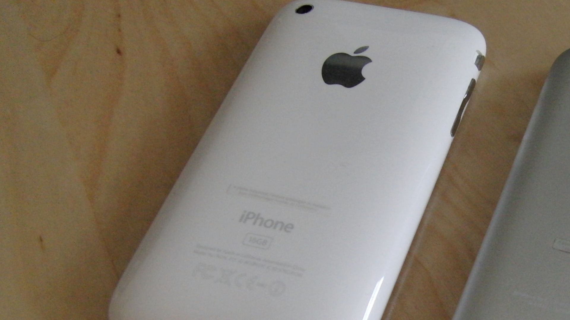 File:IPhone 3G VS iPhone (back).jpg