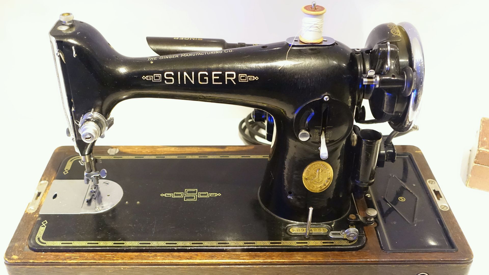 File:Sewing machine, electric, Singer, early 1900s, TM35901 - Tekniska museet - Stockholm, Sweden - DSC01628.JPG