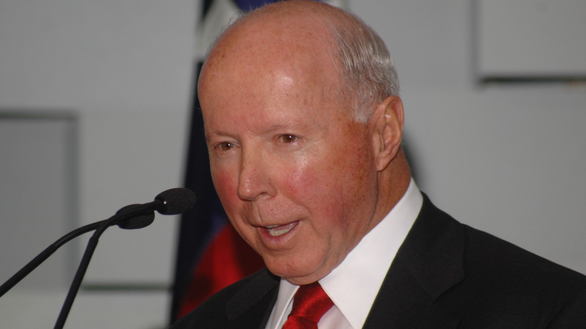 File:Dan Duncan podium2 PET2007.JPG