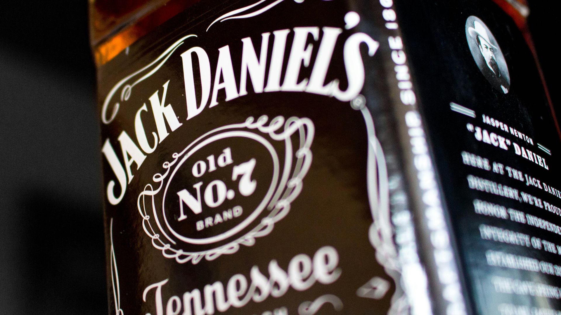 shallow focus photography of Jack Daniel's Tennessee bottle
