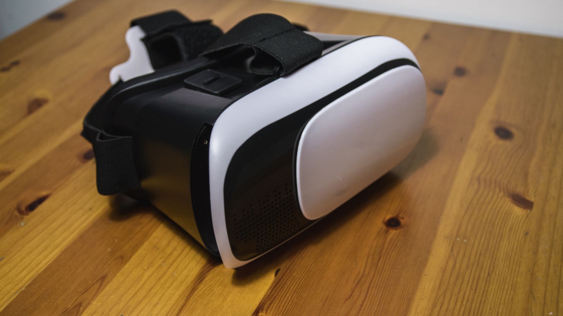 File:Plastic VR-Headset For Smartphones.jpg