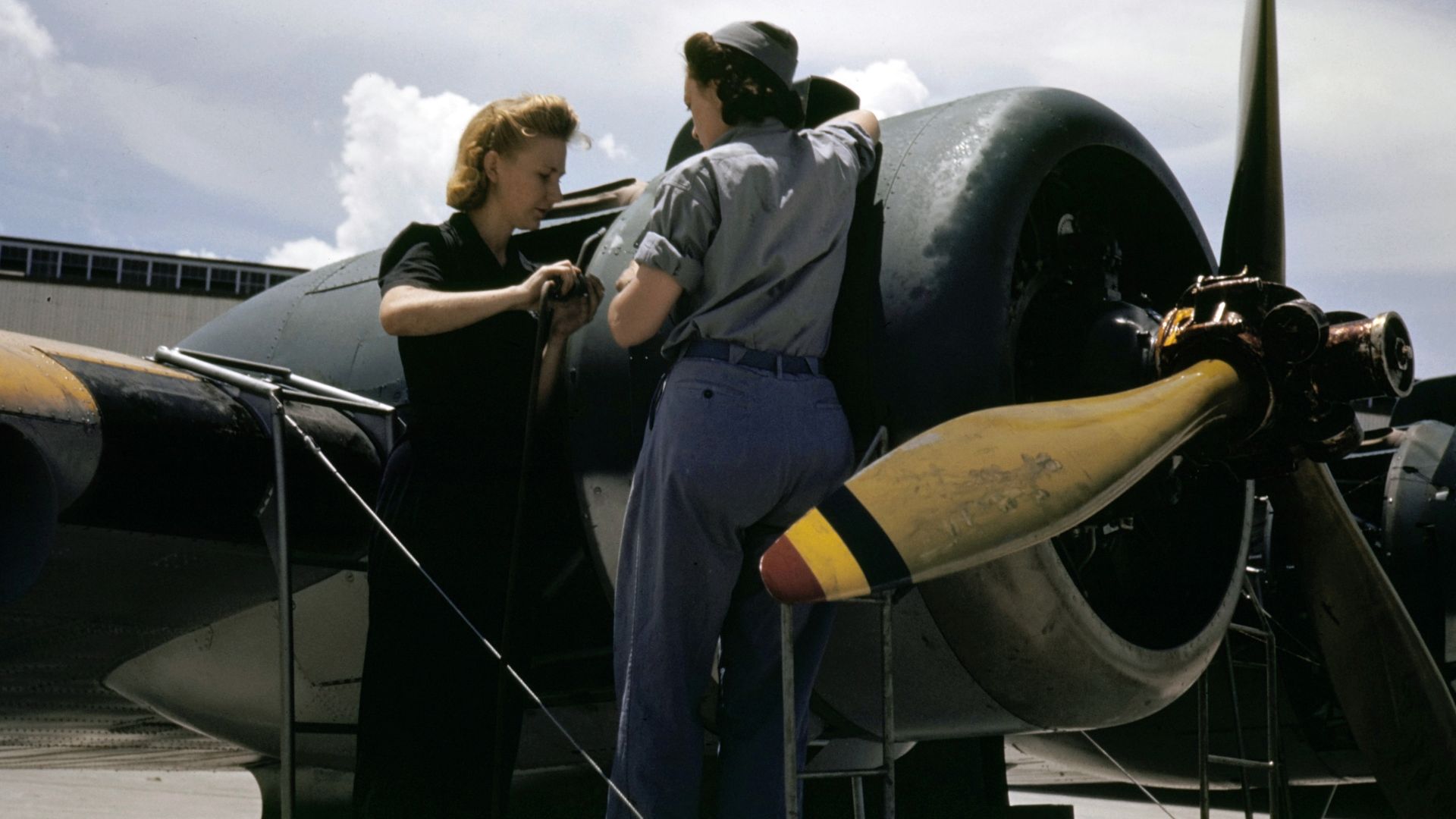 File:Female mechanics work on R-1830 of PBY at NAS Corpus Christi 1942.jpg