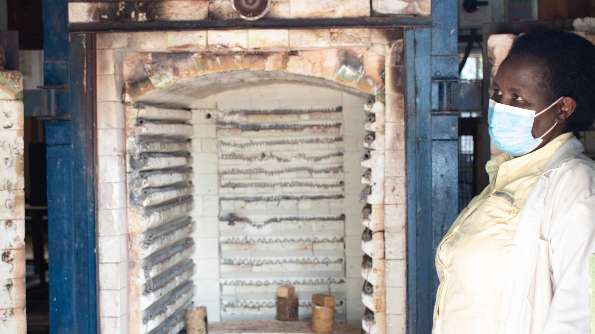 File:The operator of the clay oven.jpg