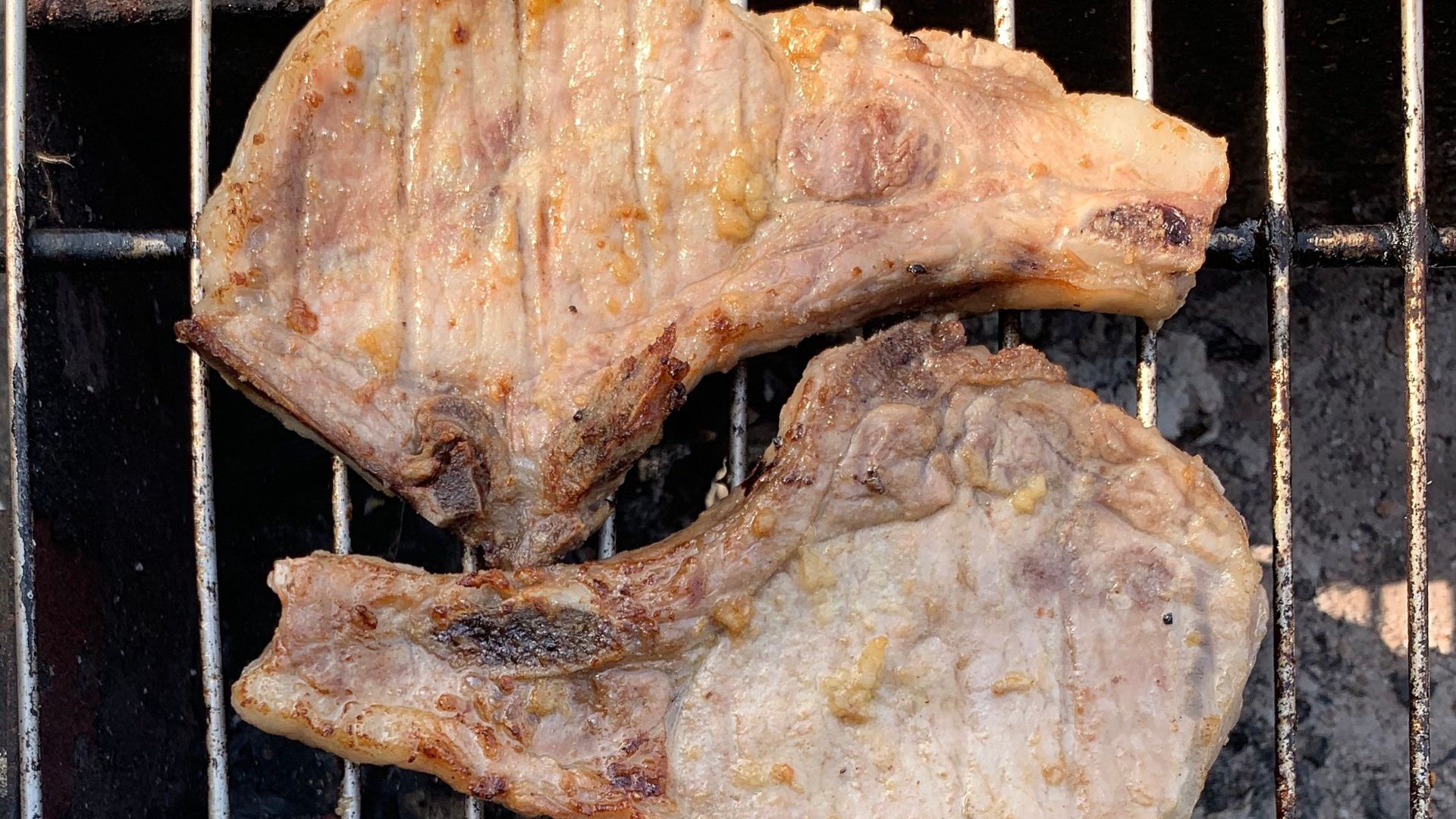 File:Côtes de porc marinées, cuites au barbecue, mars 2020 (006).jpg