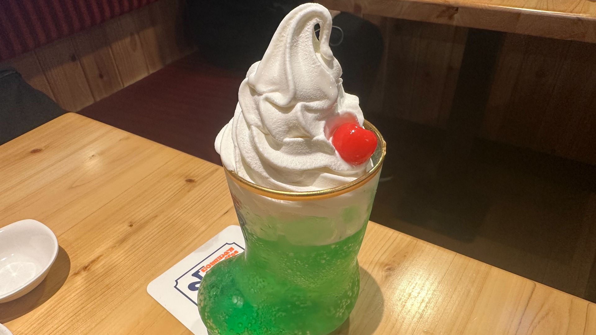 File:Komeda coffee melon soda float - 2023 june 4.jpeg