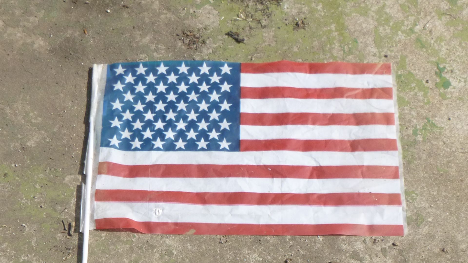 File:Leather work gloves and plastic toy flag P1010060.jpg