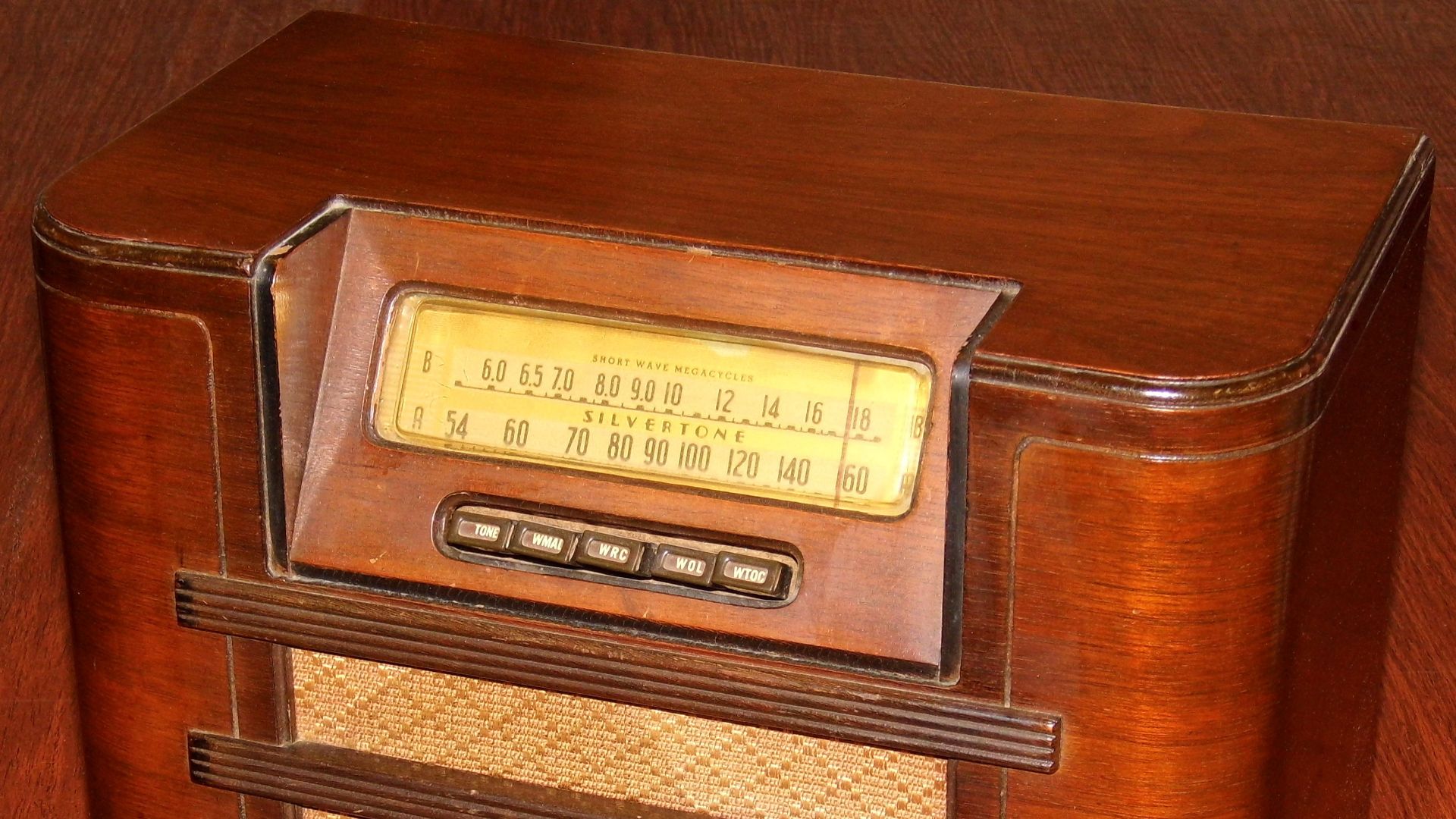 File:Vintage Silvertone Wood Table Radio With Push Buttons, Model 7036-A, Broadcast & Short Wave Bands, 6 Vacuum Tubes, Made In USA, Circa 1941 - 1942 (32937758992).jpg