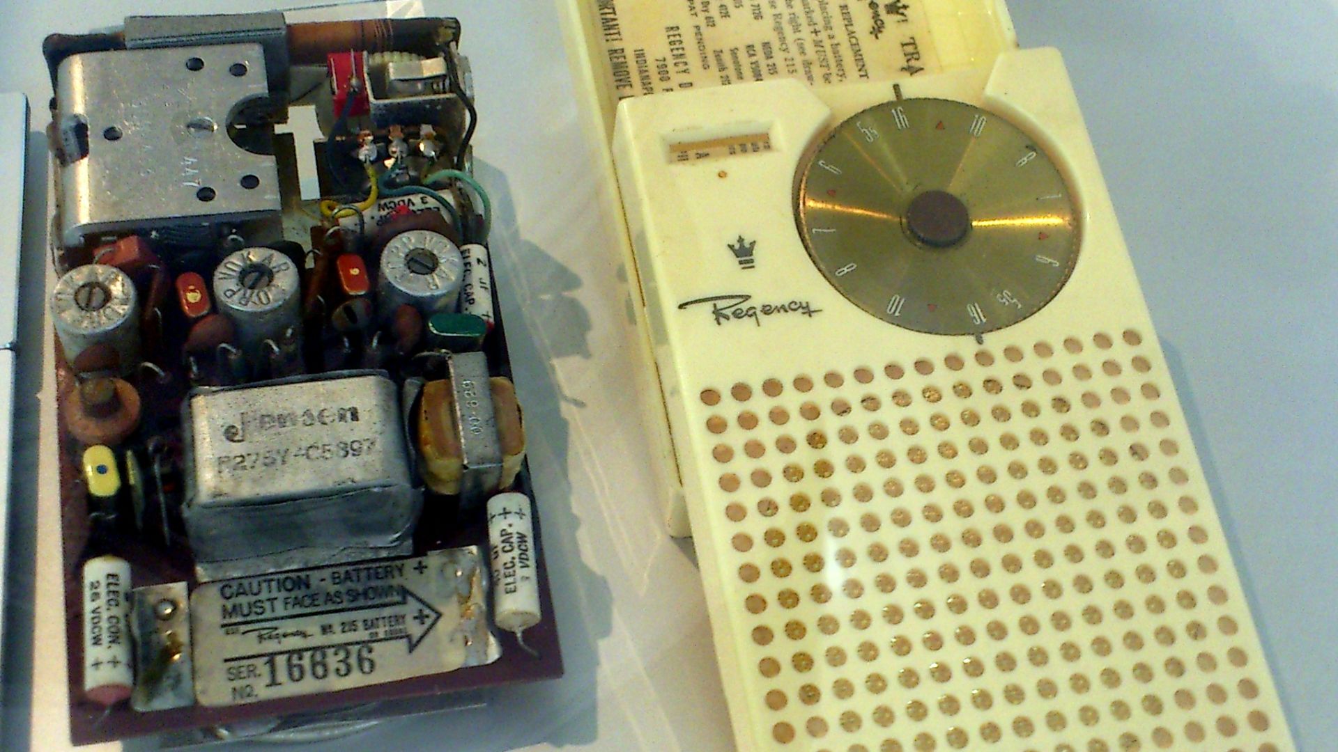 File:Regency TR-1 opened front Deutsches Museum.jpg