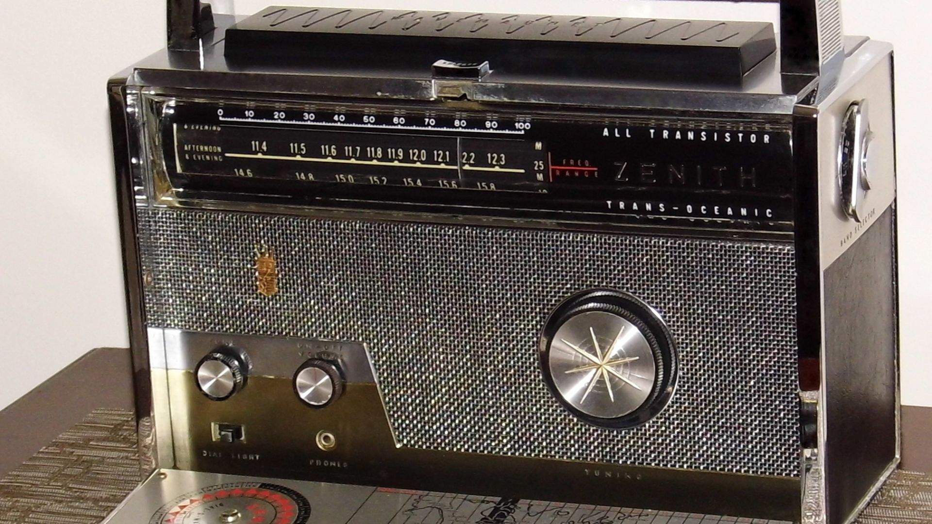 File:Vintage Zenith Royal 1000-1 Trans-Oceanic (TransOceanic) Portable Transistor Radio, Broadcast Plus Shortwave Bands, 9 Transistors, Made In USA, Circa 1964 - 1968 (29763676474).jpg
